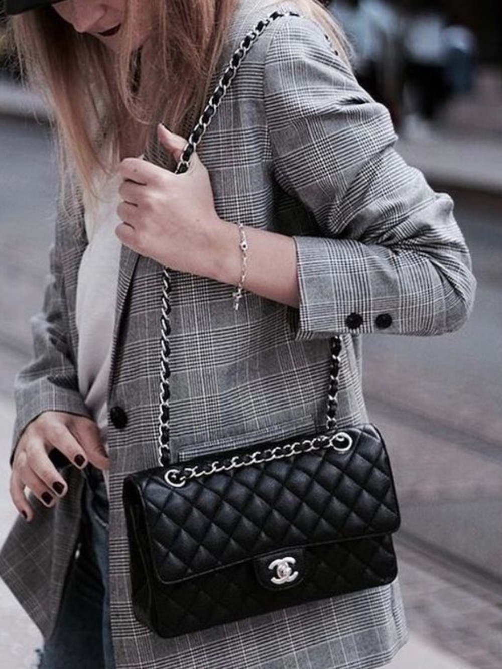Authentic CHANEL Classic Medium Flap Bag
Series 27 - New model - Preowned - COA - Picture 2 of 6